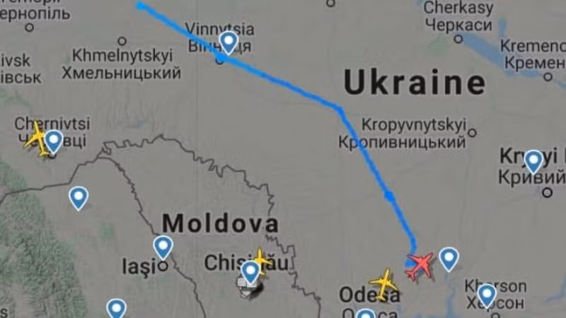 UAV Bayraktar TB2 (chiếc màu đỏ) được cho là đang bay hướng tới biên giới phía Bắc của Crimea