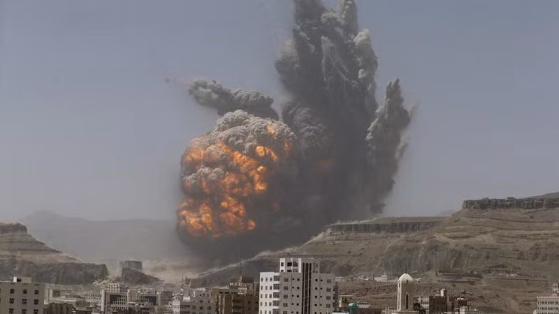 Một vụ không kích của liên quân do Saudi Arabia dẫn đầu gần thủ đô Sanaa của Yemen