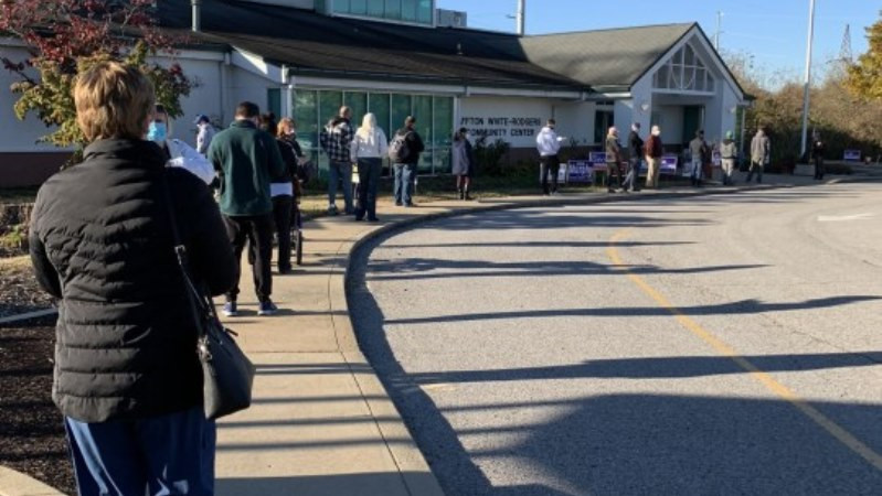 Mọi người xếp hàng bỏ phiếu bầu Tổng thống Mỹ 2020 tại Trung tâm Cộng đồng Affton White-Rodgers, ngày 4-11-2020