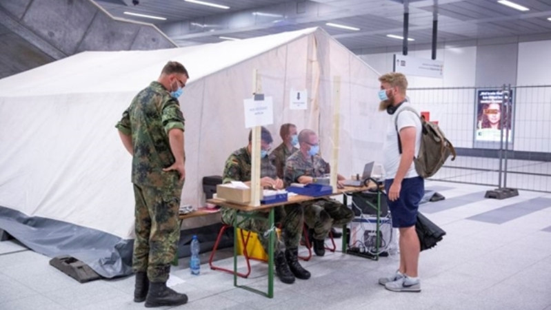 Các binh sĩ Đức hỗ trợ công tác phòng dịch Covid-19 tại một ga tàu điện ngầm ở Berlin Các binh sĩ Đức hỗ trợ công tác phòng dịch Covid-19 tại một ga tàu điện ngầm ở Berlin