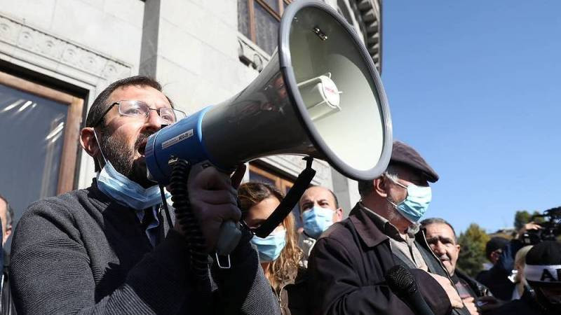 Đại diện đảng Liên đoàn Cách mạng Armenia, ông Ishkhan Saghatelian kêu gọi Thủ tướng Nikol Pashinyan từ chức, ngày 11-11-2020 Đại diện đảng Liên đoàn Cách mạng Armenia, ông Ishkhan Saghatelian kêu gọi Thủ tướng Nikol Pashinyan từ chức, ngày 11-11-2020