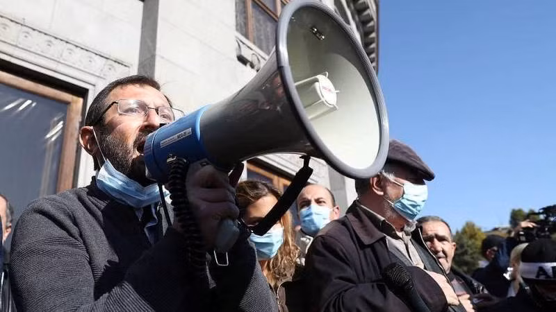 Đại diện đảng Liên đoàn Cách mạng Armenia, ông Ishkhan Saghatelian kêu gọi Thủ tướng Nikol Pashinyan từ chức, ngày 11-11-2020 Đại diện đảng Liên đoàn Cách mạng Armenia, ông Ishkhan Saghatelian kêu gọi Thủ tướng Nikol Pashinyan từ chức, ngày 11-11-2020