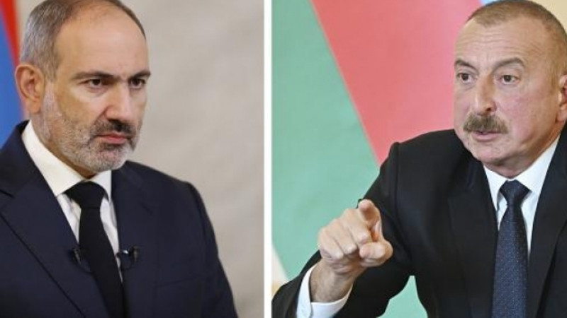 Tổng thống Azerbaijan Ilham Aliyev (phải) và Thủ tướng Armenia Nikol Pashinyan