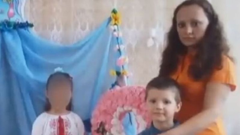 Elena cùng với các con của cô là Artem, 5 tuổi và Diana, 6 tuổi