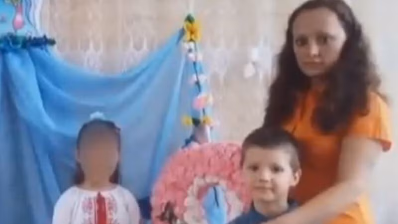 Elena cùng với các con của cô là Artem, 5 tuổi và Diana, 6 tuổi