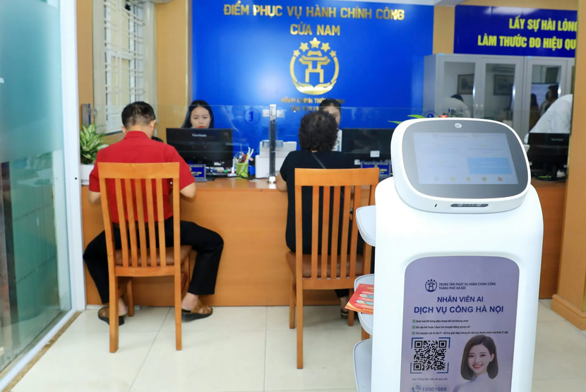 Robot AI tại Điểm phục vụ hành chính công phường Cửa Nam.
