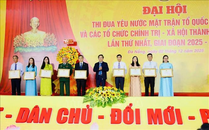 Tặng Bằng khen của Thủ tướng Chính phủ cho 17 cá nhân tiêu biểu trong phong trào thi đua yêu nước.