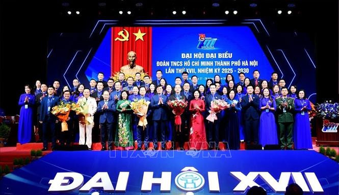 Các lãnh đạo tặng hoa chúc mừng Ban chấp hành Đoàn TNCS Hồ Chí Minh Thành phố Hà Nội lần thứ XVII, nhiệm kỳ 2025 - 2030.