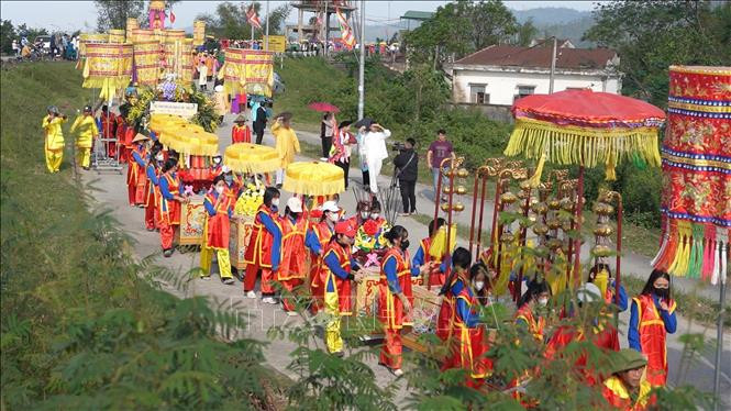 Lễ rước quan Hoàng Mười tại Lễ hội Đền Cả - Dinh Đô Quan Hoàng Mười (Hà Tĩnh) có sự tham gia của hơn 1.500 người dân.