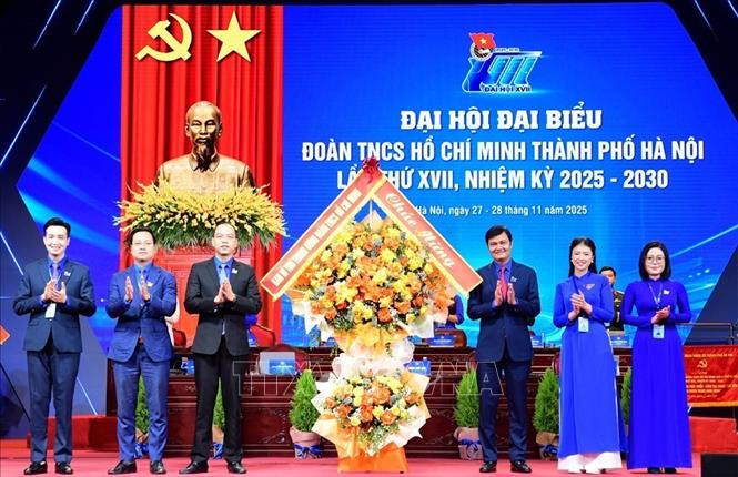Bí thư thứ nhất Trung ương Đoàn Bùi Quang Huy tặng hoa chúc mừng Đại hội.