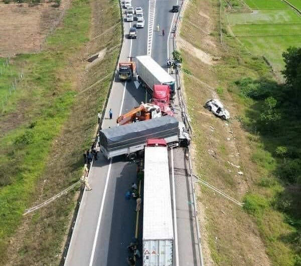 Cao tốc Cam Lộ- La Sơn đoạn xảy ra vụ TNGT làm 3 người chết chỉ có 2 làn xe, dải phân cách mềm Cao tốc Cam Lộ- La Sơn đoạn xảy ra vụ TNGT làm 3 người chết chỉ có 2 làn xe, dải phân cách mềm