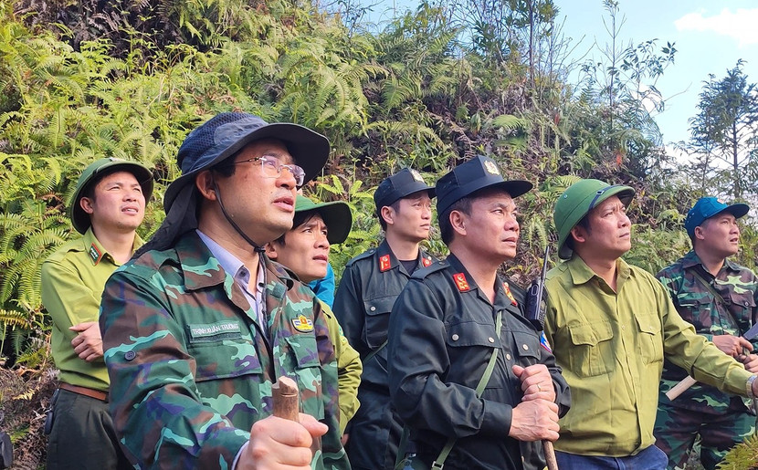 Chủ tịch tỉnh Lào Cai Trịnh Xuân Trường thị sát, chỉ huy công tác chống cháy rừng ở Vườn quốc gia Hoàng Liên Sơn chiều tối 20/2