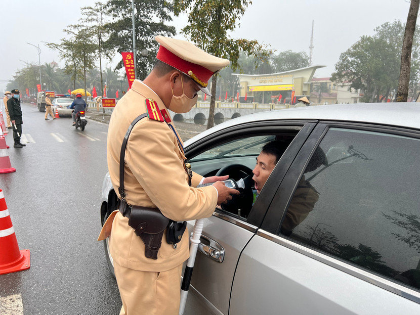 Lực lượng CSGT cả nước đã xử lý 1.950 lái xe vi phạm nồng độ cồn trong ngày 1/5