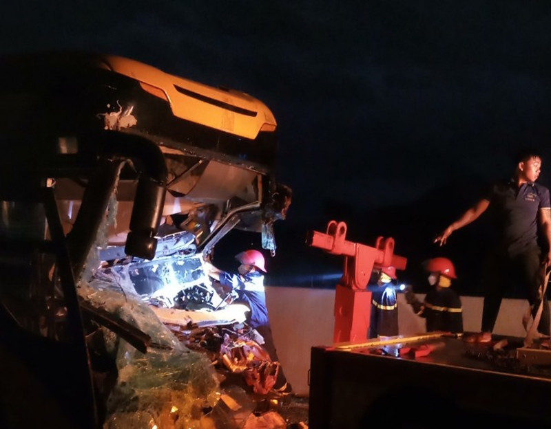 Lực lượng chức năng đưa thi thể lái xe và phụ xe ra ngoài Lực lượng chức năng đưa thi thể lái xe và phụ xe ra ngoài