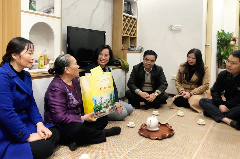 Bí thư Quận ủy Bùi Huyền Mai và Phó Bí thư- Chủ tịch UBND quận Thanh Xuân Võ Đăng Dũng thăm hỏi, tặng quà dịp Tết Giáp Thìn 2024