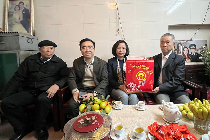 Lãnh đạo Quận ủy- UBND quận Thanh Xuân thăm gia đình ông Nguyễn Mộng Ngọc, thương binh 21%