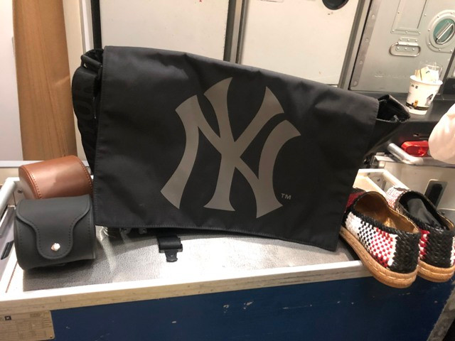 Túi xách màu đen có nửa tỷ đồng, giày hàng hiệu mà khách bỏ quên trên tàu bay