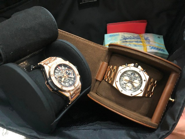 Nửa tỷ đồng và hai đồng hồ đắt tiền khách bỏ quên