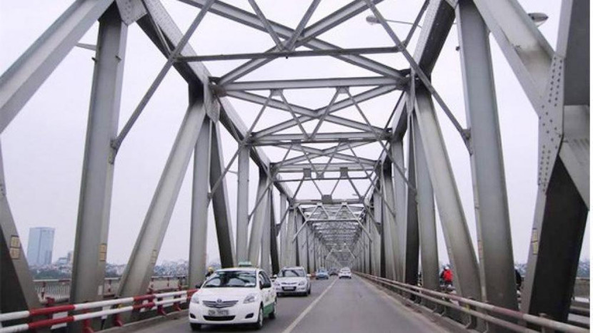 Mặt cầu Chương Dương được đánh giá đã hư hỏng nghiêm trọng, nứt gãy lớp bê tông nhựa, thấm nước Mặt cầu Chương Dương được đánh giá đã hư hỏng nghiêm trọng, nứt gãy lớp bê tông nhựa, thấm nước