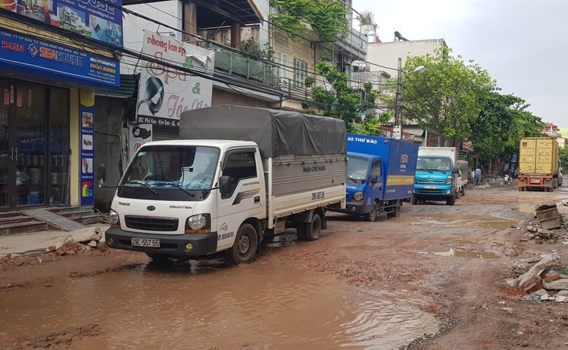 Phương tiện chỉ có thể nối đuôi nhau ì ạch bò qua ừng ao nhỏ trên đường