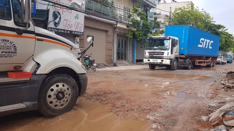 Đoạn đường 600m thuộc dự án nâng cấp đường 181 qua phố Keo, Gia Lâm đầy ổ trâu