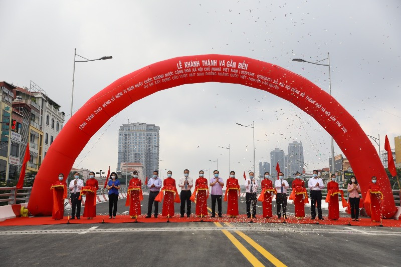 Lãnh đạo Thành ủy Hà Nội, UBND TP Hà Nội và các ngành cắt băng thông xe cầu vượt Nguyễn Văn Huyên