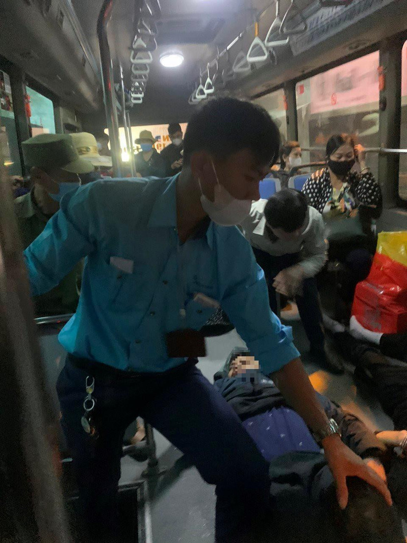 2 nhân viên xe buýt tuyến 101B đã kịp thời dùng xe buýt đưa 2 nạn nhân bị TNGT nằm bên đường đi cấp cứu