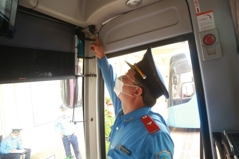 Lực lượng chức năng kiểm tra thiết bị giám sát hành trình trên phương tiện kinh doanh