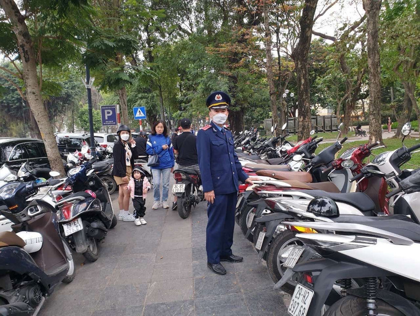 Lực lượng Thanh tra GTVT Hà Nội kiểm tra việc trông giữ phương tiện trên vỉa hè