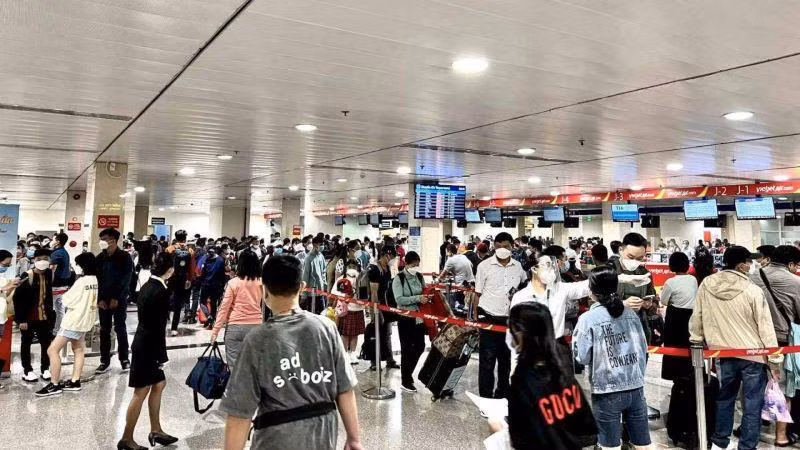 Trong khi khách đi lại bằng đường hàng không tấp nập