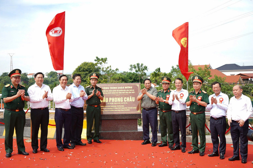 Thủ tướng Chính phủ cùng lãnh đạo các Bộ, ngành địa phương gắn biển công trình cầu Phong Châu mới vào sáng nay 28/9 Thủ tướng Chính phủ cùng lãnh đạo các Bộ, ngành địa phương gắn biển công trình cầu Phong Châu mới vào sáng nay 28/9
