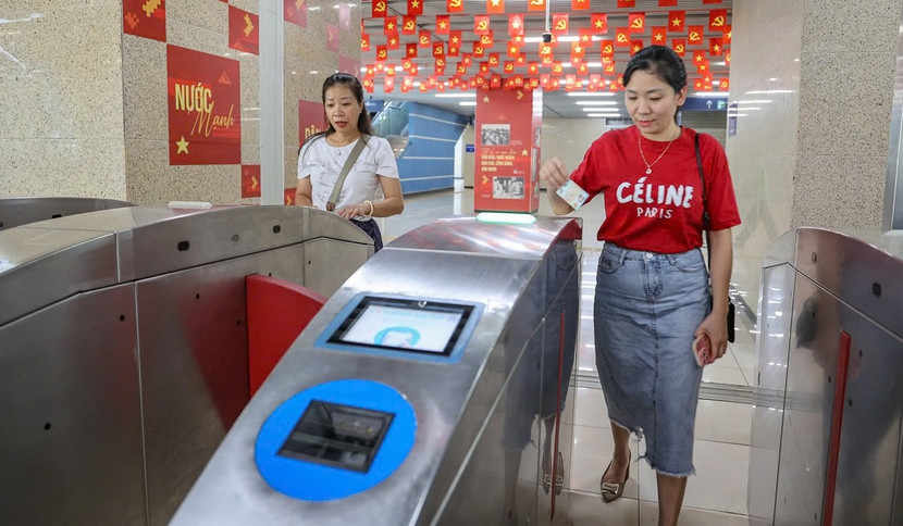 Người dân trải nghiệm đi tàu điện Cát Linh- Hà Đông qua CCCD gắn chíp hoặc định danh điện tử mức độ 2