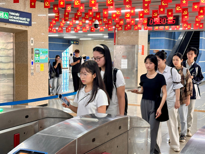 Hành khách mua vé tàu Cát Linh- Hà Đông bằng công nghệ mới được miễn phí tiền vé