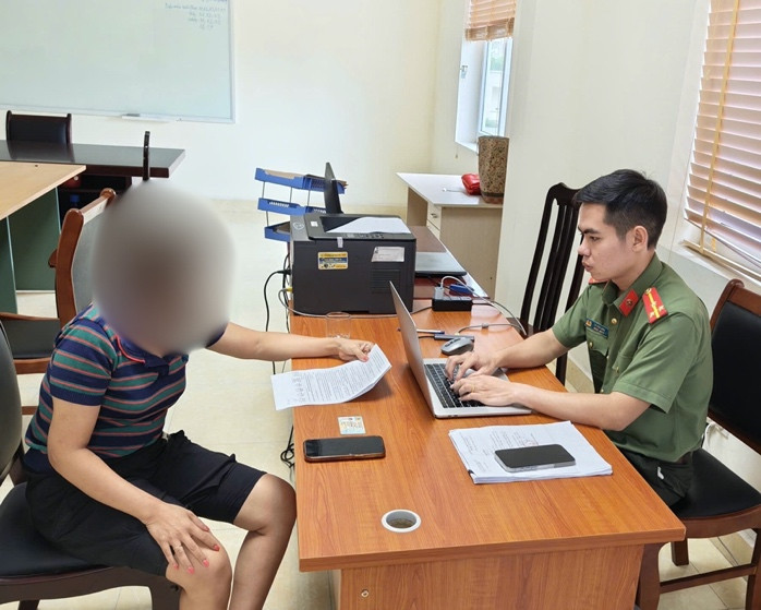 Công an xã Ô Diên làm việc với bà C.T.N Công an xã Ô Diên làm việc với bà C.T.N