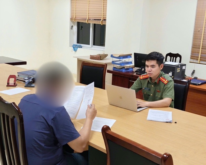 Công an xã làm việc với ông N.T.B Công an xã làm việc với ông N.T.B