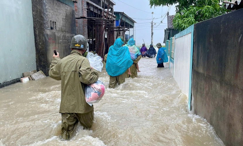 Bão số 10 quần thảo suốt 10 tiếng trên đất liền Hà Tĩnh- Nghệ An, nhiều nơi mưa đặc biệt lớn Bão số 10 quần thảo suốt 10 tiếng trên đất liền Hà Tĩnh- Nghệ An, nhiều nơi mưa đặc biệt lớn