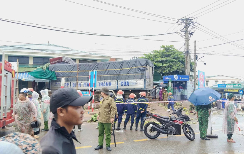 Hiện trường vụ xe tải lao vào chợ chuối ven quốc lộ 9 đoạn qua xã Lao Bảo, Quảng Trị sáng nay làm 15 người thương vong