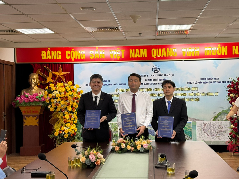 Lãnh đạo Ban QLDA Giao thông Hà Nội ký kết hợp đồng BOT dự án cao tốc trên cao Vành đai 4 với các nhà đầu tư Lãnh đạo Ban QLDA Giao thông Hà Nội ký kết hợp đồng BOT dự án cao tốc trên cao Vành đai 4 với các nhà đầu tư