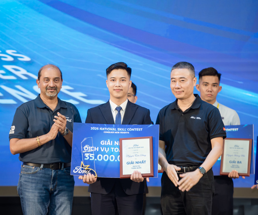 Đại diện Ford Việt Nam trao tặng phần thưởng cho các kỹ thuật viên, cố vấn dịch vụ xuất sắc