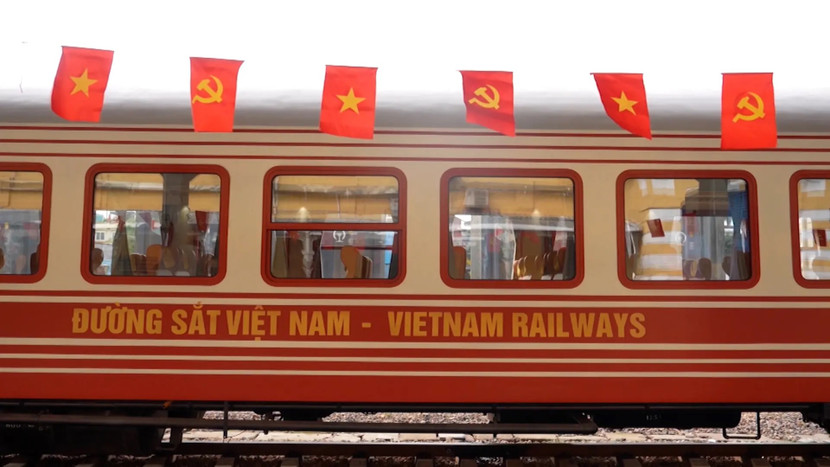 Đường sắt thí điểm chạy đôi tàu đưa đón cán bộ từ phía Tây sang phía Đông đi làm