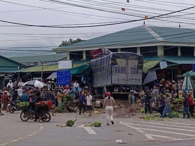 Hình ảnh chiếc xe tải mất lái lao vào chợ chuối ven quốc lộ 9 làm 3 người tử vong