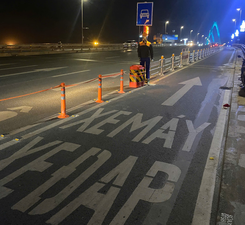 Lực lượng chức năng đang lắp đặt dải phân cách tách làn phương tiện trên cầu Nhật Tân