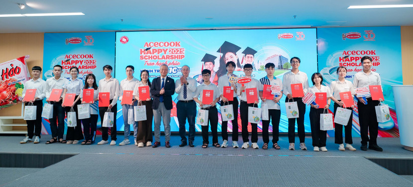 Ông Kaneda Hiroki - Tổng Giám đốc Acecook Việt Nam trao học bổng cho sinh viên.