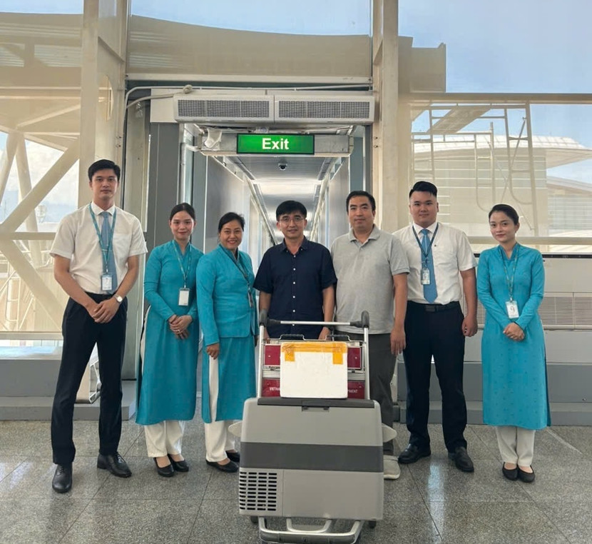 Đội ngũ bác sỹ của Bệnh viện Trung ương Huế trên chuyến bay từ Đà Nẵng ra Hà Nội