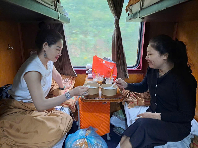 Đường sắt phục vụ 1.500 suất ăn sáng cho hành khách trên tàu bị ảnh hưởng bởi bão số 10 Đường sắt phục vụ 1.500 suất ăn sáng cho hành khách trên tàu bị ảnh hưởng bởi bão số 10