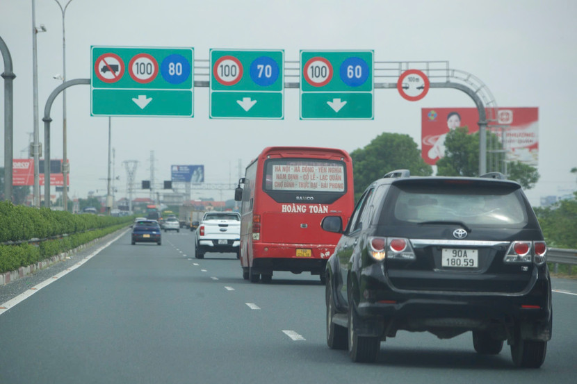 Xe tải, xe khách từ 29 chỗ ngồi, xe giường nằm bị cấm đi vào làn 1 trên 2 tuyến cao tốc Xe tải, xe khách từ 29 chỗ ngồi, xe giường nằm bị cấm đi vào làn 1 trên 2 tuyến cao tốc