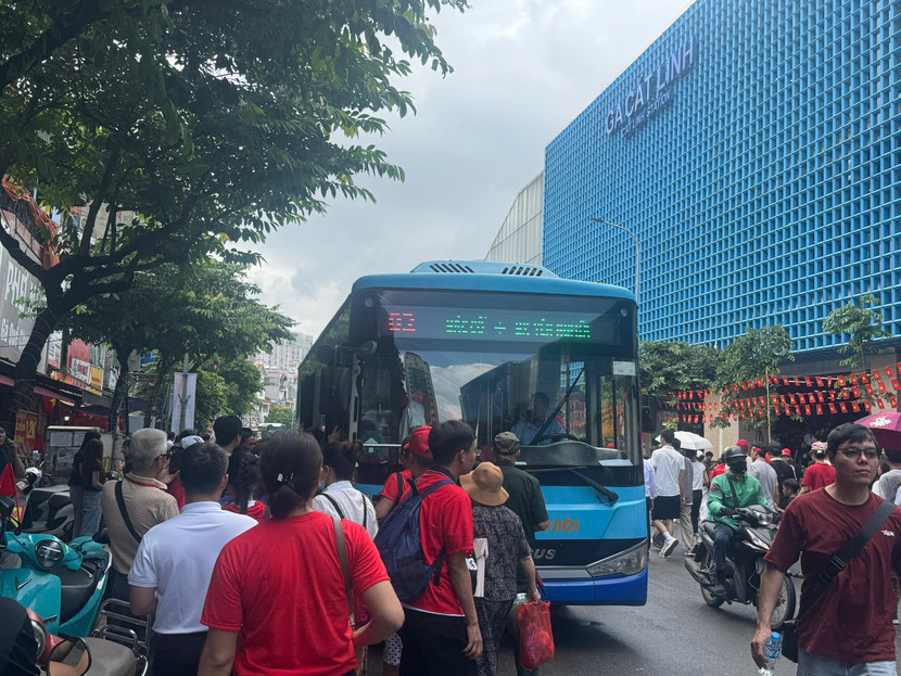 Buýt nhanh BRT tham gia giải toả khách tại ga tàu điện Cát Linh