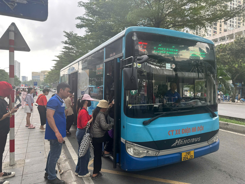 Giải tỏa khách tập trung đông đúc tại điểm trung chuyển Cầu Giấy