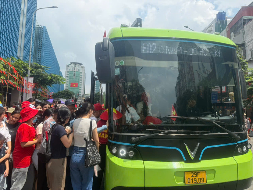 Các chuyến buýt giải tỏa khách tại ga Cát Linh đều đông kín hành khách