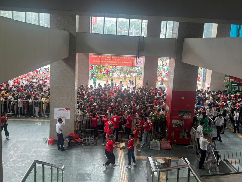 Khách đổ về ga Cát Linh thuộc tuyến tàu điện trên cao Cát Linh- Hà Đông sau Lễ diễu binh sáng nay 2/9